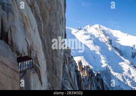 Der Montblanc von l'Aiguille du Midi du midi, spektakuläre Aussicht Wind die Fenster des Touristenkomplexes und des Montblanc im Hintergrund Stockfoto