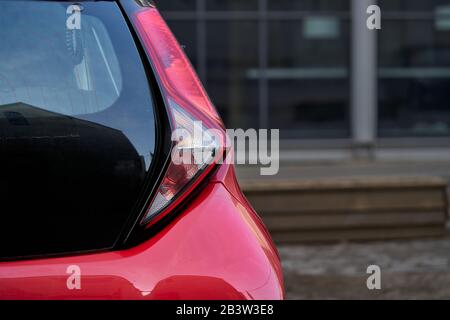 Nahaufnahme des neuen roten Heckparkplatzes auf der örtlichen Straße. Stockfoto