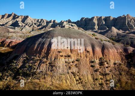 SD00284-00...SOUTH DAKOTA - Farbenfrohe, geschichtete Strebepfeiler entlang der Badlands Loop Road im Badlands National Park. Stockfoto