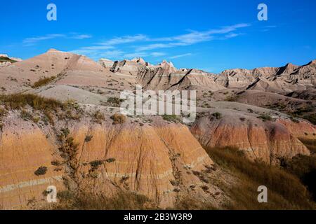 SD00285-00...SOUTH DAKOTA - Farbenfrohe, geschichtete Strebepfeiler entlang der Badlands Loop Road im Badlands National Park. Stockfoto