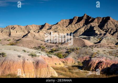 SD00286-00...SOUTH DAKOTA - Farbenfrohe, geschichtete Strebepfeiler entlang der Badlands Loop Road im Badlands National Park. Stockfoto