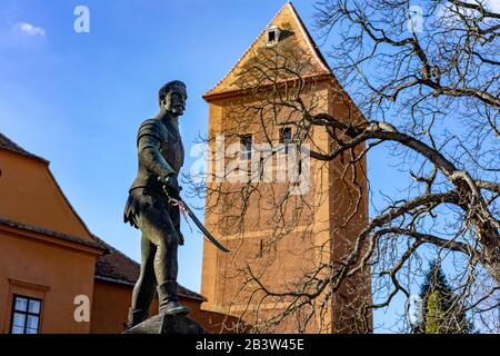 03.05.2020 -Koszeg, Ungarn: Statue im historischen Schloss Jurisics über den ungarischen Helden Jurisics Miklos, der das Fort rettete. Stockfoto