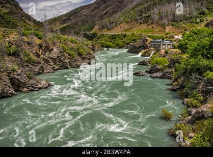 Whirlpools am Kawarau River in der Kawarau Gorge, Lower Power Station am Zusammenfluss des Flusses Roaring Meg in Distance, Otago Region, South Island, Neuseeland Stockfoto