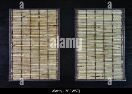 Holz Bambusmatte auf Tisch, Ansicht von oben Stockfoto