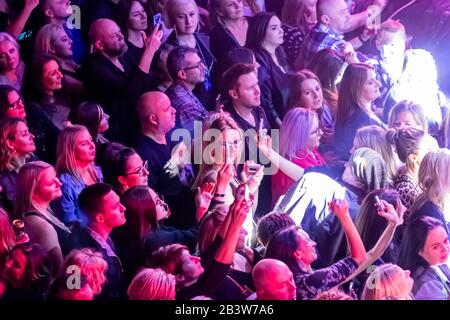 Rosemont, Illinois, Vereinigte Staaten - 29. Februar 2020: Kamil Bednareks Publikum bei seinem Konzert in Rosemont, IL. Stockfoto