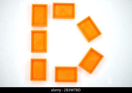 Lateinischer Buchstabe D aus orangefarbenen Schmierereien Stockfoto