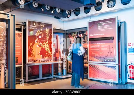 Eine Frau, die eine Ausstellung über die Offshore-Öl- und Gasindustrie im Aberdeen Maritime Museum ansieht. Stockfoto