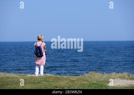 Kvinna tittar ut över havet Haväng Skåne Stockfoto