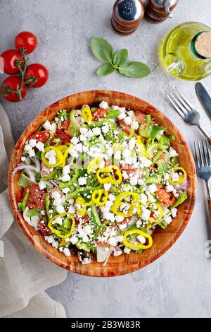 Griechische Salate mit Gemüse und zerbröckelten Feta Stockfoto