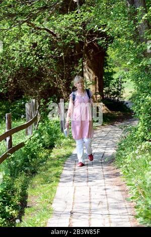 Eine Frau, die in einem Naturschutzgebiet läuft, Osterlen, Skane, Schwedenscania Stockfoto