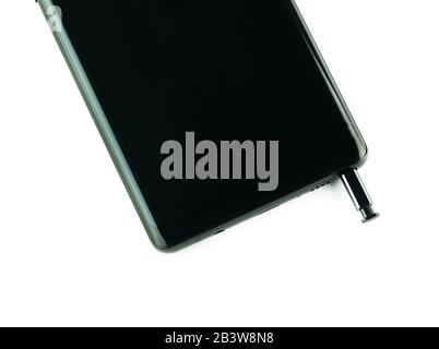 Smartphone und Stift auf weißem Hintergrund Stockfoto