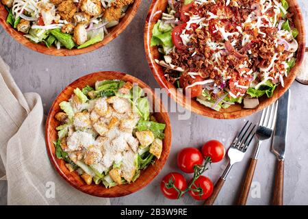 Verschiedene Salate im Restaurantstil mit cäsar, griechisch und cobb Stockfoto