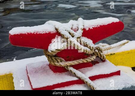 Dock Clock mit Linie, die ein Fischerboot in Bay Bulls entlang der Avalon Halbinsel in Neufundland, Kanada, bindet Stockfoto