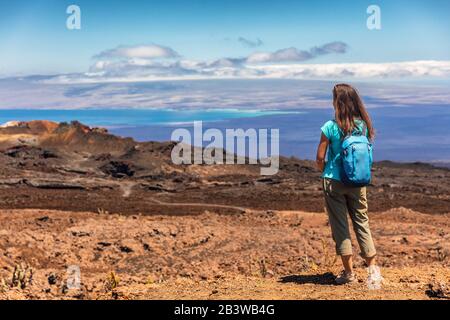 Galapagos Tourist auf Abenteuerwandern mit Blick auf den Vulkan Sierra Negra auf der Insel Isabela. Frau auf der Wanderung, die berühmte Sehenswürdigkeiten und Touristenattraktionen, Galapagos Inseln Ecuador, besucht Stockfoto