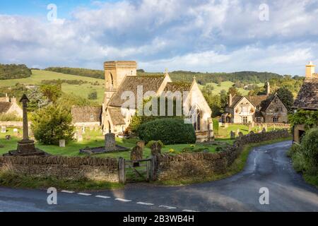 Morgendliches Sonnenlicht über die St Barnabas Church und das Cotswold Dorf Snowshill, Gloucestershire, England, Großbritannien Stockfoto