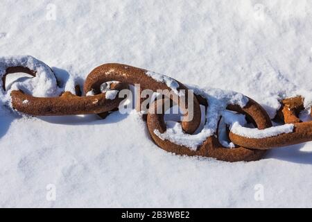 Ankerkette an einem verschneiten Tag entlang der Avalon Halbinsel in Neufundland, Kanada Stockfoto