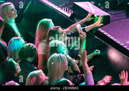 Rosemont, Illinois, Vereinigte Staaten - 29. Februar 2020: Kamil Bednareks Publikum bei seinem Konzert in Rosemont, IL. Stockfoto