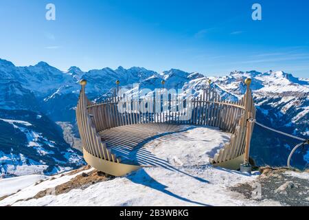 Die Aussichtsplattform auf dem Mannlichschen Gipfel bietet einen atemberaubenden Blick auf die Schweizer Alpen, einschließlich der legendären Gipfel Eiger, Monch und Jungfrau. Stockfoto