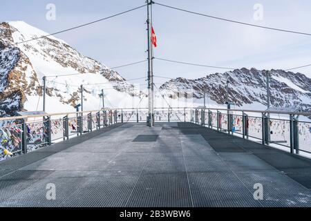 Aussichtsplattform auf dem Jungfraujoch (Top of Europe) mit Blick auf den berühmten schneebedeckten Gipfel Monch. Schweizer Alpen. Grindelwald, Schweiz Stockfoto