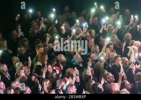 Rosemont, Illinois, Vereinigte Staaten - 29. Februar 2020: Kamil Bednareks Publikum bei seinem Konzert in Rosemont, IL. Stockfoto