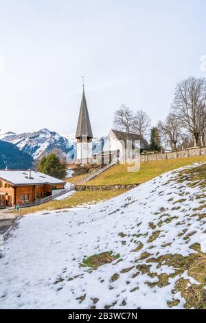 Eine evangelische Kirche in einem Schweizer Alpendorf Wengen im Berner Oberland. Schweiz Stockfoto