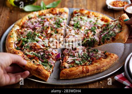 Grillpizzen mit heißer Soße und roter Zwiebel in Scheiben geschnitten Stockfoto