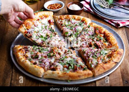 Grillpizzen mit heißer Soße und roter Zwiebel in Scheiben geschnitten Stockfoto