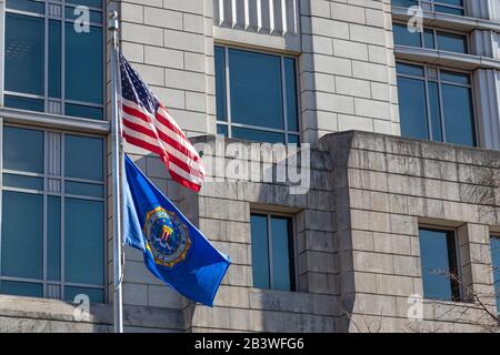 Dezember 2019: Siegel des FBI auf einer Flagge und amerikanische Flagge winken in ihrem Außenamt in D.C. Stockfoto