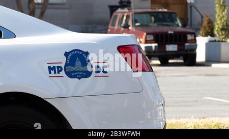 Siegel des Metropolitan Police Department of the District of Columbia (Metro PD) an der Seite des Polizeikreuzes im Stadtzentrum von Washington. Stockfoto