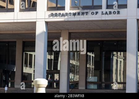 Text des Arbeitsministeriums über dem vorderen Eingang zum Frances Perkins Building, Sitz des US-Arbeitsministeriums. Stockfoto