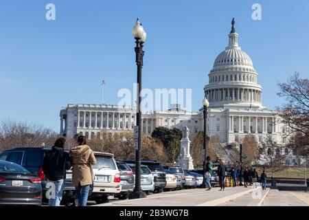 Am sonnigen Tag in Washington, D.C. spazieren die Menschen in der Pennsylvania Avenue in Richtung US Capital Building Stockfoto