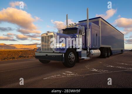 American Peterbilt LKW mit einem Sattelauflieger auf einer Wüste gefahren Straße Stockfoto