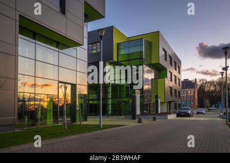 Straße und moderne Gebäude des Technopark Pomerania in Szczecin Stockfoto