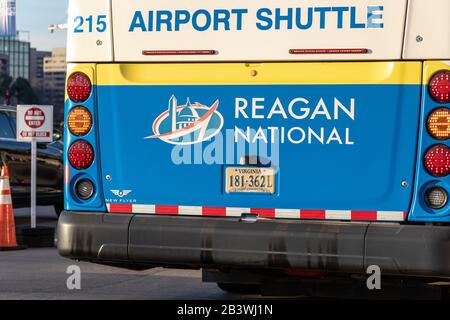 Reagan Washington National Airport Logo auf der Rückseite eines Flughafen-Shuttle während eines Anstehens an einem Terminal. Stockfoto