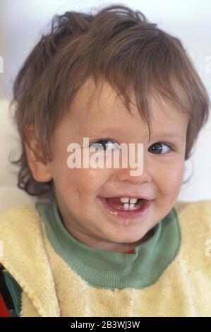 Austin Texas USA, 1995: Siebzehn Monate alter Junge mit vier Vorderzähnen und Lätzchen. HERR ©Bob Daemmrich Stockfoto