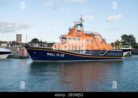 Yarmouth Rettungsboot verlässt Yarmouth, Insel Wight, bei einer Trainingsübung am Abend Stockfoto