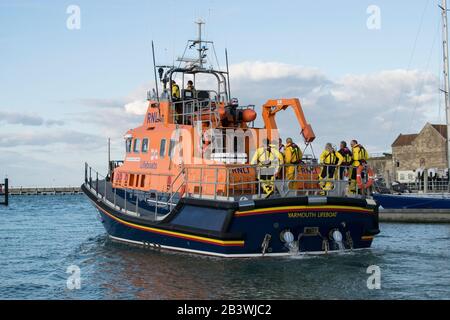 Yarmouth Rettungsboot verlässt Yarmouth, Insel Wight, bei einer Trainingsübung am Abend Stockfoto