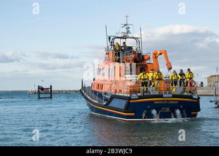 Yarmouth Rettungsboot verlässt Yarmouth, Insel Wight, bei einer Trainingsübung am Abend Stockfoto