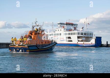 Yarmouth Rettungsboot verlässt Yarmouth, Insel Wight, bei einer Trainingsübung am Abend Stockfoto