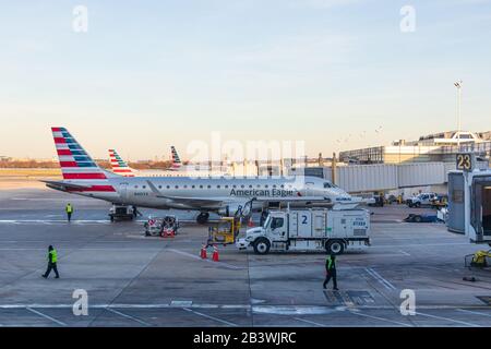 American Eagle Embraer 175, regionale Fluggesellschaft für American Airlines am Gate am Ronald Reagan Washington National Airport. Stockfoto