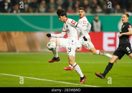 Frankfurt am Main, Deutschland. März 2020. Daichi Kamada (Frankfurt) Fußball/Fußball: Deutschland 'DFB-Pokal' Viertelfinalspiel zwischen Eintracht Frankfurt 2-0 Werder Bremen in der Commerzbank-Arena in Frankfurt am Main, Deutschland . Credit: Mutsu Kawamori/AFLO/Alamy Live News Stockfoto