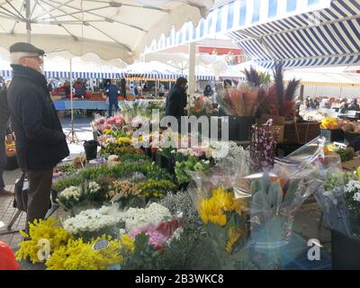 Der Blumenmarkt auf dem Cours Saleya, gleich neben der Promenade des Anglais in Nizza, ist ein farbenfroher Open-Air-Markt für Blumensträuße und Schnittblumen. Stockfoto
