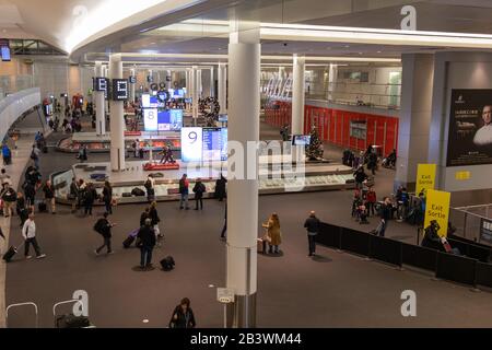 Passagiere an Gepäckausgabe-Karussells im internationalen Flughafen Toronto Pearson. Flughafen während der Weihnachtszeit. Stockfoto