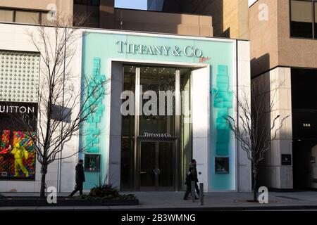Tiffany & Co. Geschäft in der Innenstadt von Toronto gesehen, wie Menschen an einem sonnigen späten Nachmittag vorbei laufen. Stockfoto