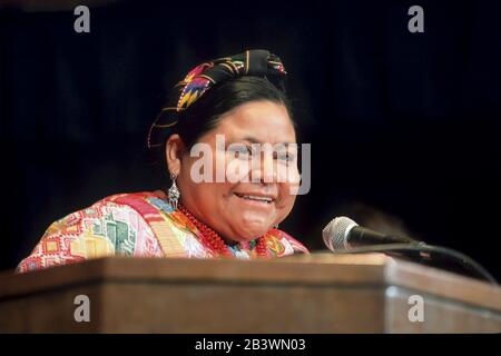 Georgetown, Texas, USA, 4 1999. Februar: Guatemaltekische Friedensnobelpreisträgerin Rigoberta Menchu TUM beim Menschenrechtssymposium der Southwestern University. ©Bob Daemmrich Stockfoto