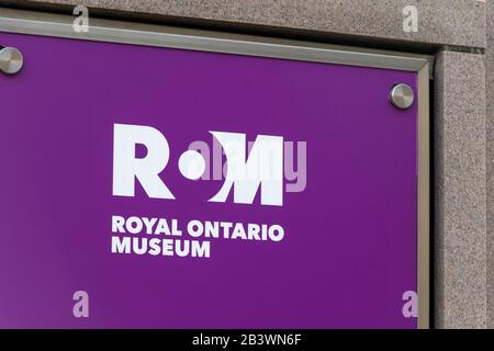 Das Royal Ontario Museum (ROM) Logo auf einem Schild vor der beliebten Attraktion in der Innenstadt von Toronto. Stockfoto