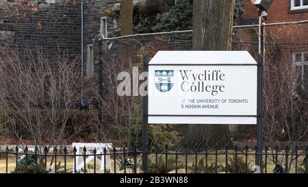 Logo des Wycliffe College (an der University of Toronto) auf einem Schild vor dem Campus in der Innenstadt von Toronto. Stockfoto