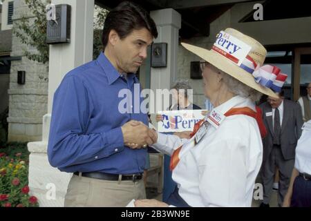 Georgetown, Texas, USA, November 1998: Der Republikaner Rick Perry aus Texas besucht während seiner Kampagne für den LT. Gouverneur Bewohner der Seniorengemeinde von Sun City. ©Bob Daemmrich Stockfoto