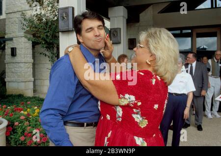 Georgetown, Texas, USA, November 1998: Der Republikaner Rick Perry aus Texas besucht während seiner Kampagne für den LT. Gouverneur Bewohner der Seniorengemeinde von Sun City. ©Bob Daemmrich Stockfoto