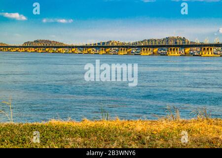 Die Landschaft der Stadt am Flussufer und der Fluss Babahoyo im distrikt guayas, ecuador Stockfoto